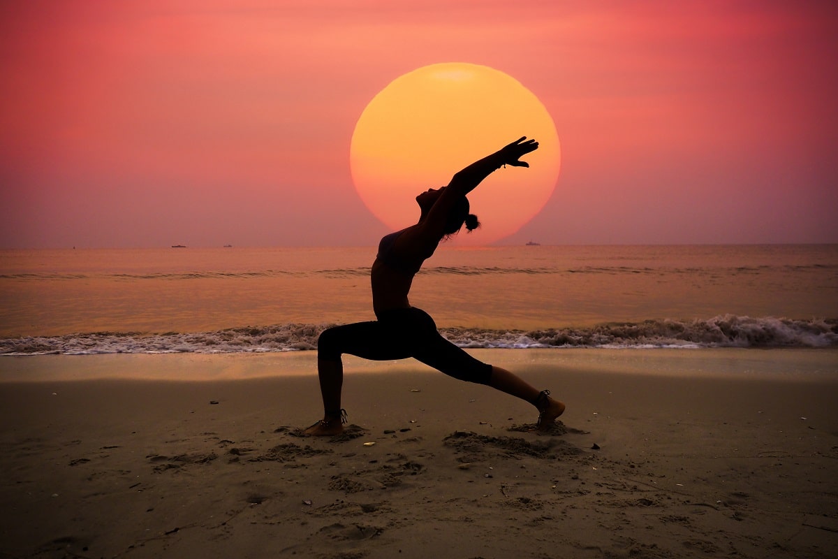8 Benefits of Beach Yoga