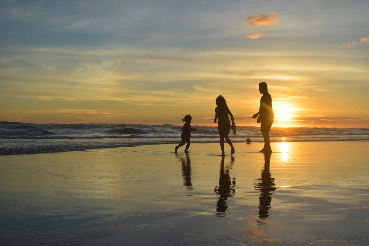 3 Beach Activities For Your Family Bonding